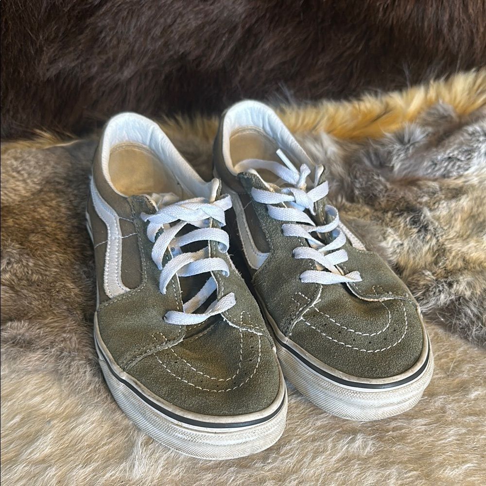 Olive Green Men's Sneakers 8.5 (6000A)